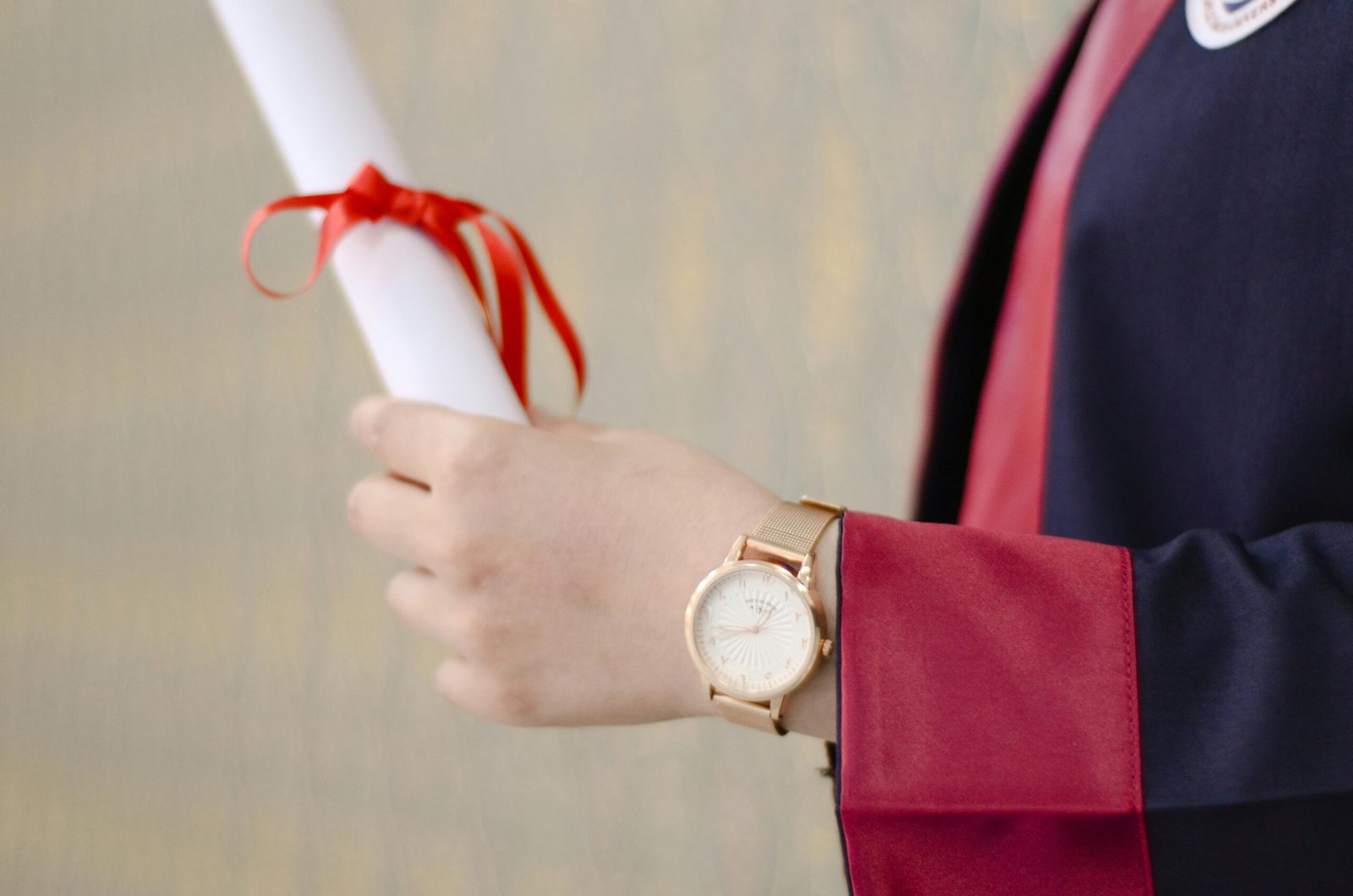 Imaginea surprinde momentul de implinire academica in care o studenta isi sarbatoreste succesul, simbolizat prin diploma de licenta primita la ceremonia de absolvire